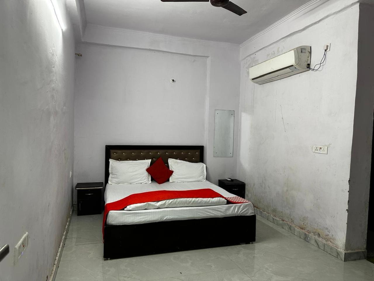 New Signature Village New Delhi Bagian luar foto